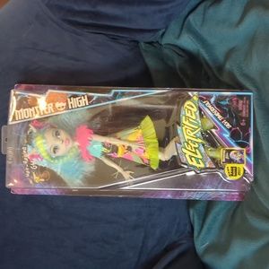Collectible Monster High NIB Electrified Silvi Tomberwolf